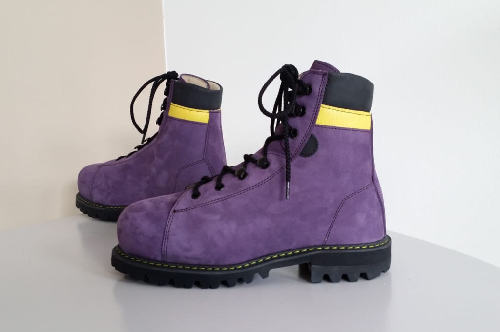 Chaussures de couleur violette et lacets noirs.