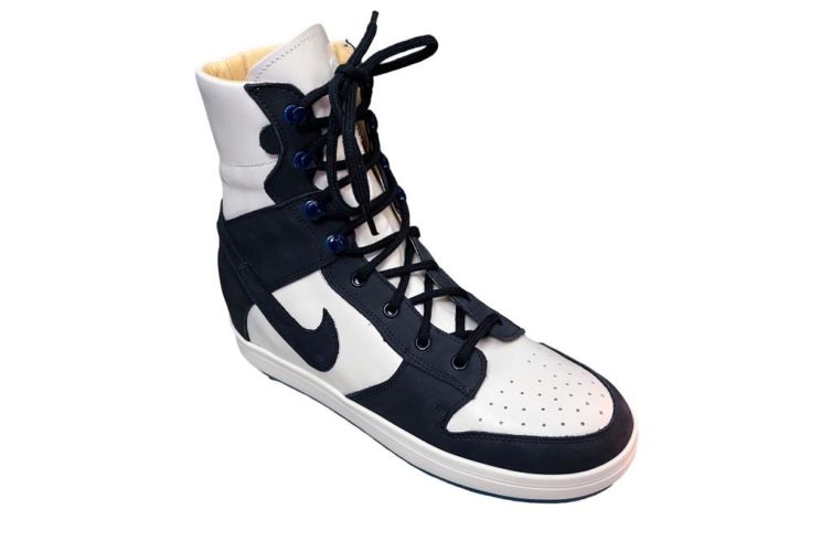 Chaussure blanche et bleu lacet noir