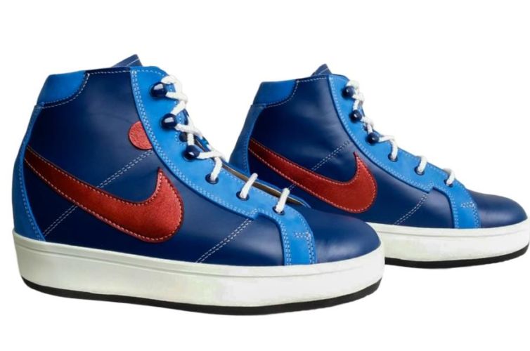 Chaussure bleue et rouge