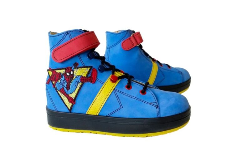 Chaussure bleue rouge jaune lacet noir