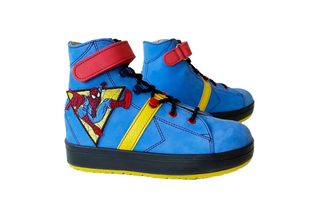 Chaussure bleue rouge jaune lacet noir