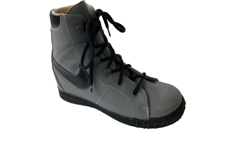 Chaussure grise lacet noir