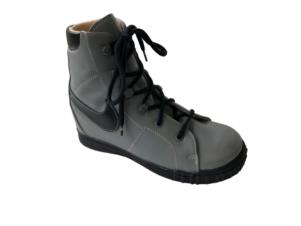 Chaussure grise lacet noir