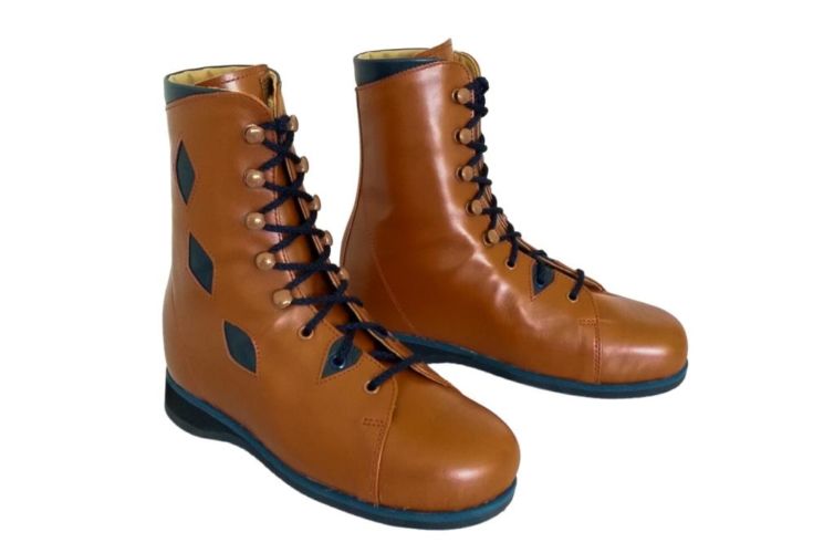 Chaussure marron lacet bleu foncé