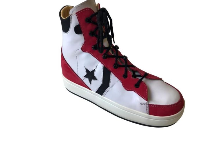 Chaussure rouge et blanche bande noire