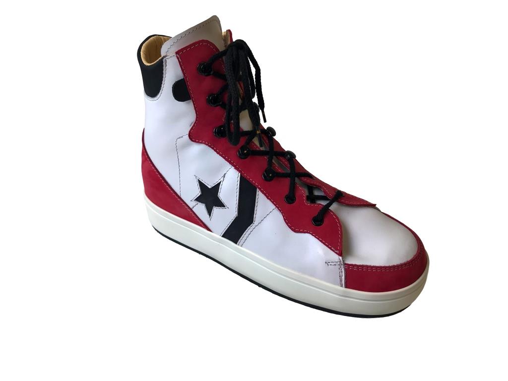 Chaussure rouge et blanche bande noire