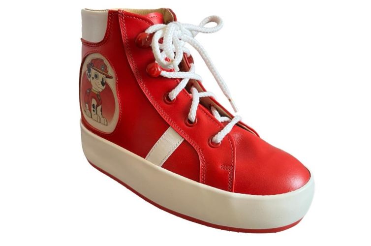 Chaussure rouge lacet blanc chien pompier