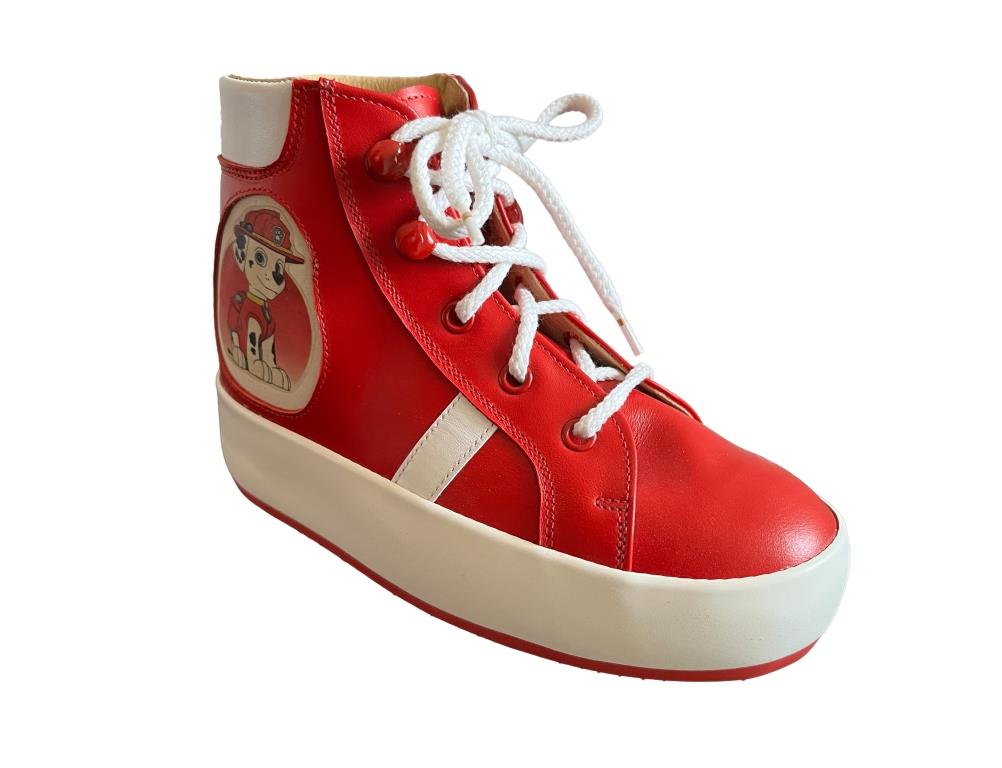 Chaussure rouge lacet blanc chien pompier