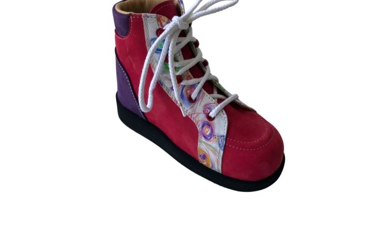 Chaussure rouge violette lacet blanc