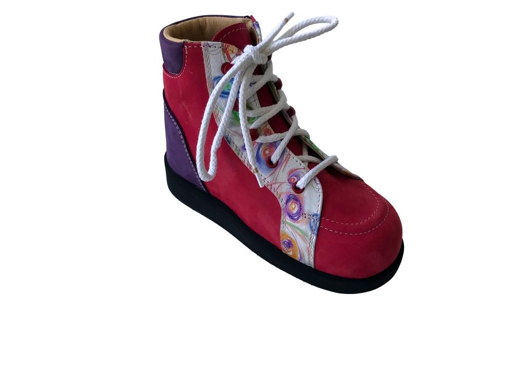 Chaussure rouge violette lacet blanc