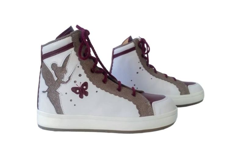 chaussures blanches fée grise papillon rouge lacet rouge