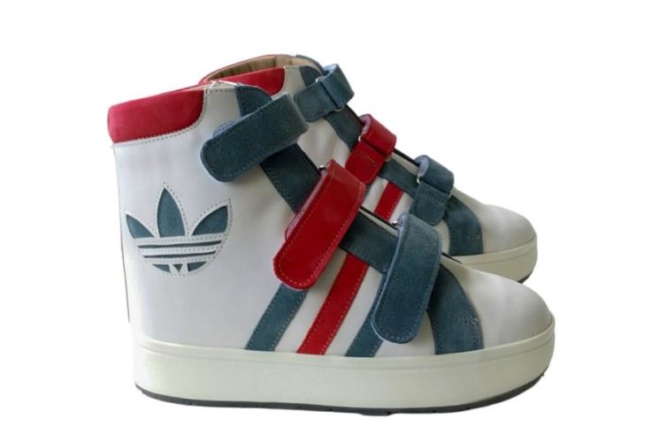 Chaussures blanches rouge et bleu scratch