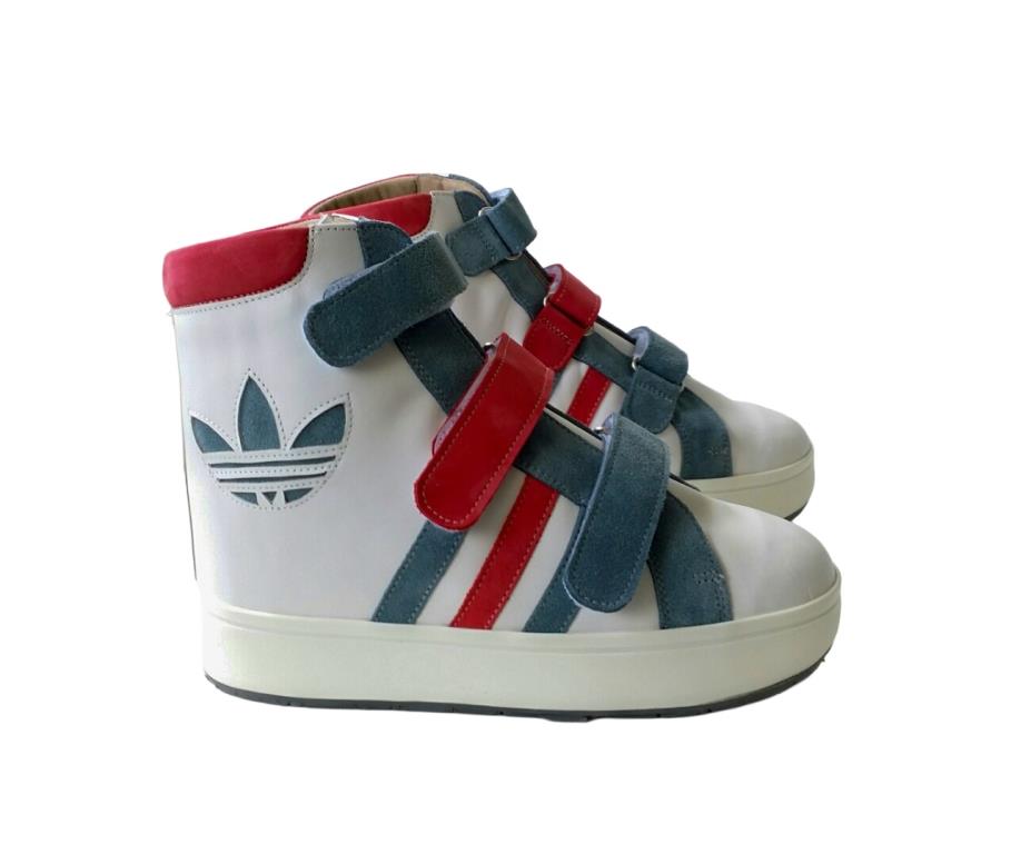 Chaussures blanches rouge et bleu scratch