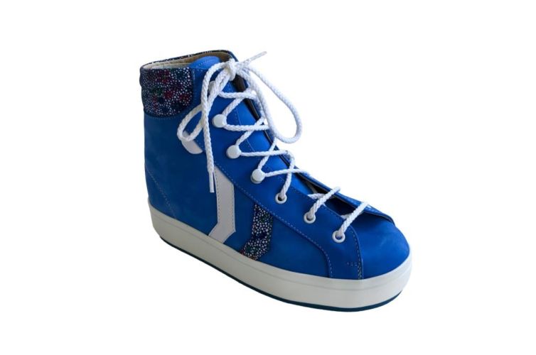 Chaussures bleues bande blanche lacet blanc