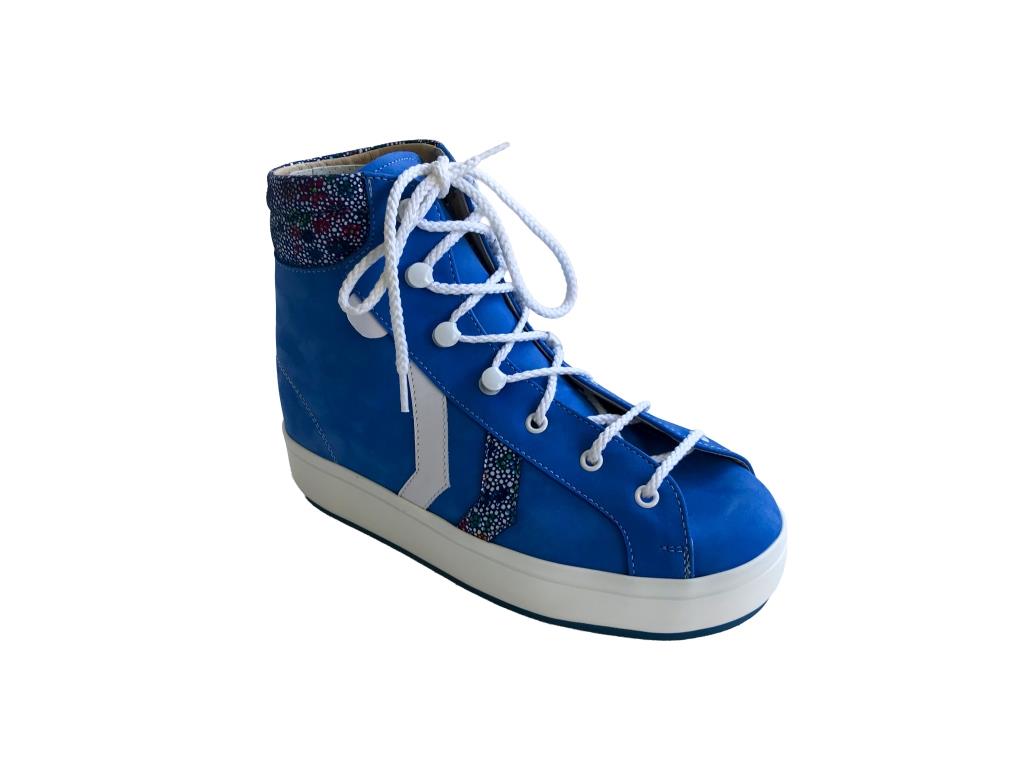 Chaussures bleues bande blanche lacet blanc