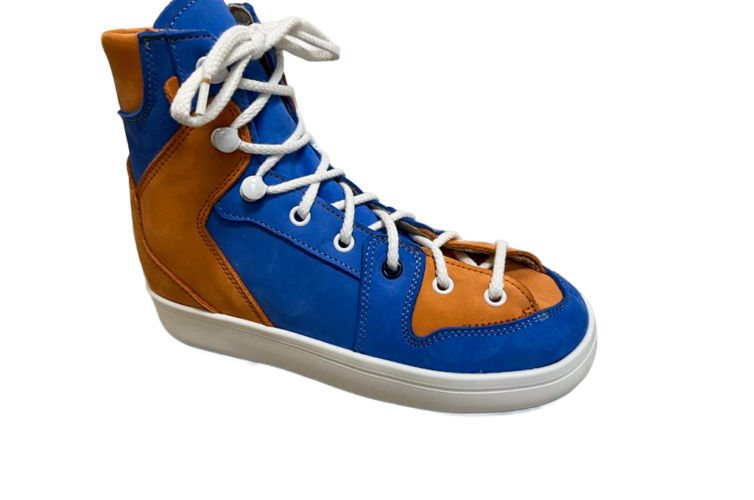Chaussures bleues et oranges lacet blanc