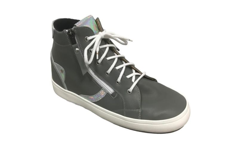 Chaussures grises bande brillante lacet blanc