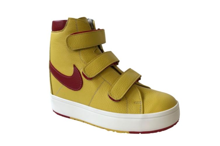 Chaussures jaune et rouge scratch