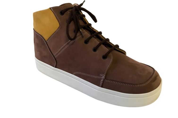 Chaussures marron arriere jaune lacet noir