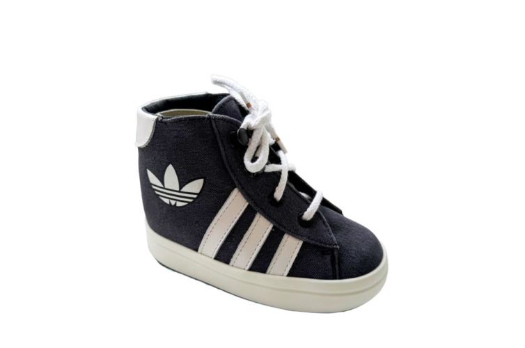 Chaussures noires bandes blanches lacet blanc