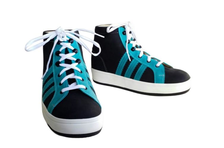 Chaussures noires trois bandes bleues