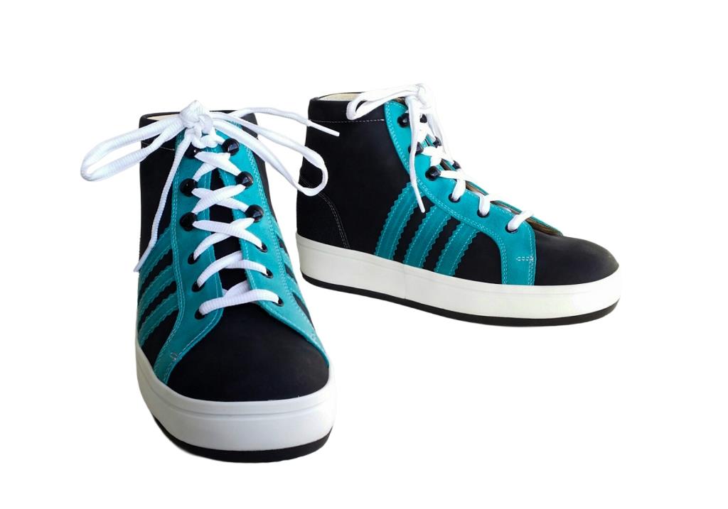 Chaussures noires trois bandes bleues