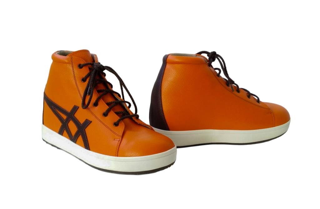Chaussures oranges bandes noires lacets noirs