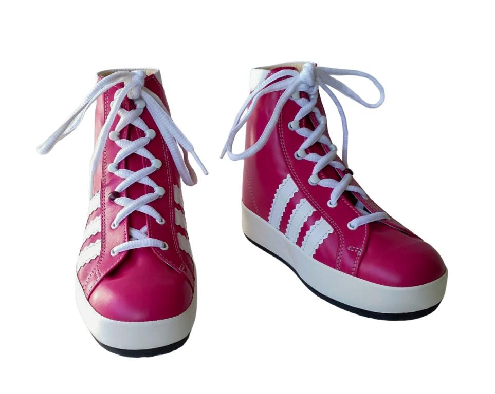 Chaussures roses trois bandes blanches lacet blanc