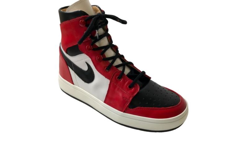 Chaussure rouge blanche et noir lacet noir