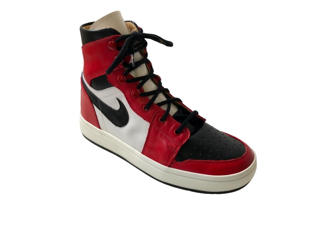 Chaussure rouge blanche et noir lacet noir