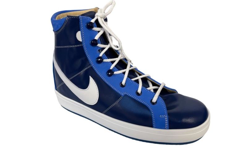 Chaussure bleue bande blanche lacet blanc