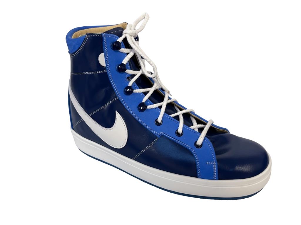 Chaussure bleue bande blanche lacet blanc