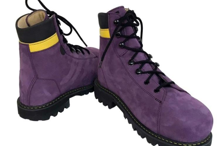 Chaussures violettes ligne jaune lacet noir
